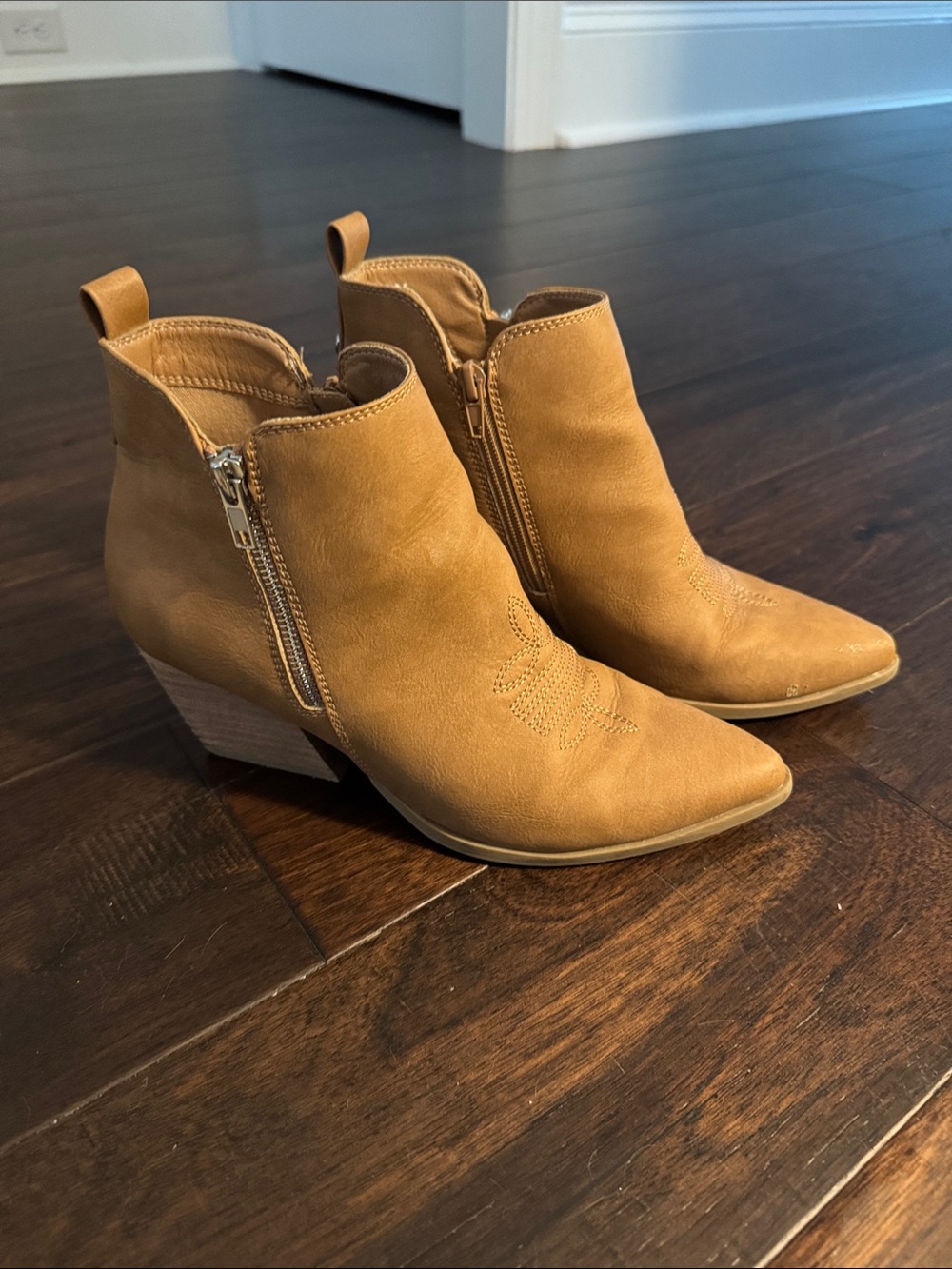 ❤️Dolce Vita Tan Leather Ankle Booties with Side Zip
